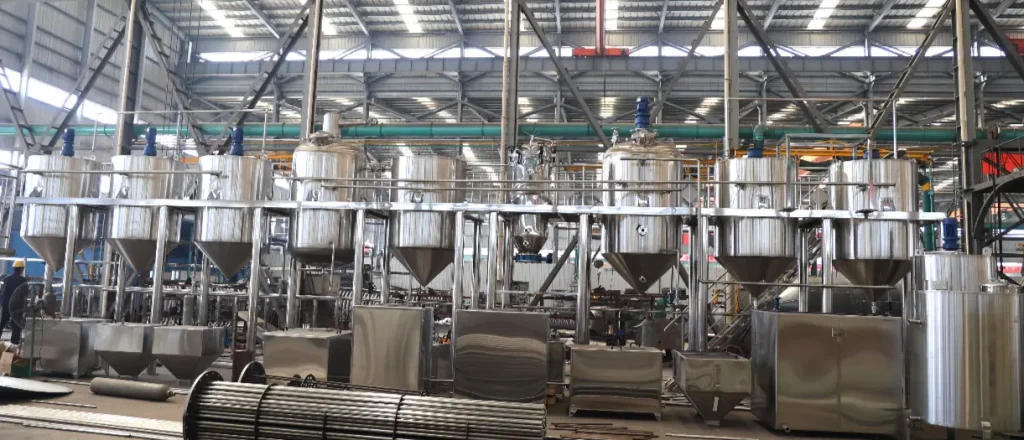 Edible oil refining tank