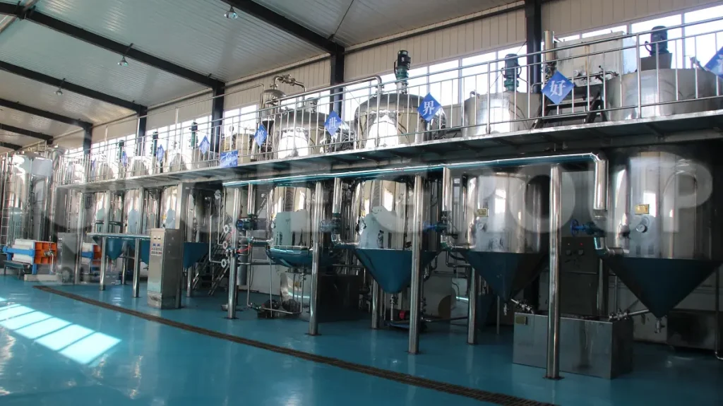 Fully automatic edible oil refining machine is running