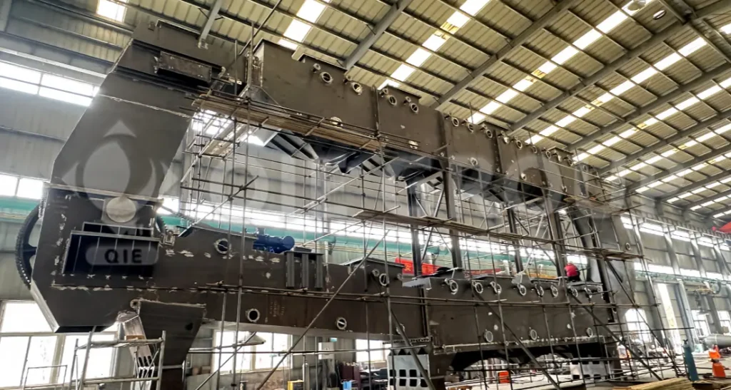 Loop type extractor for edible oil solvent extraction