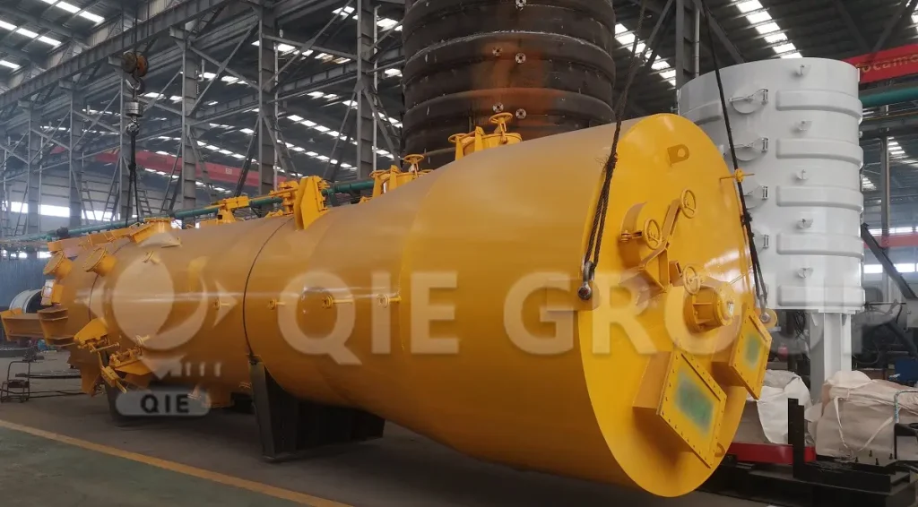 Edible oil desolventizer-toaster for removing solvent from meal in extraction plant