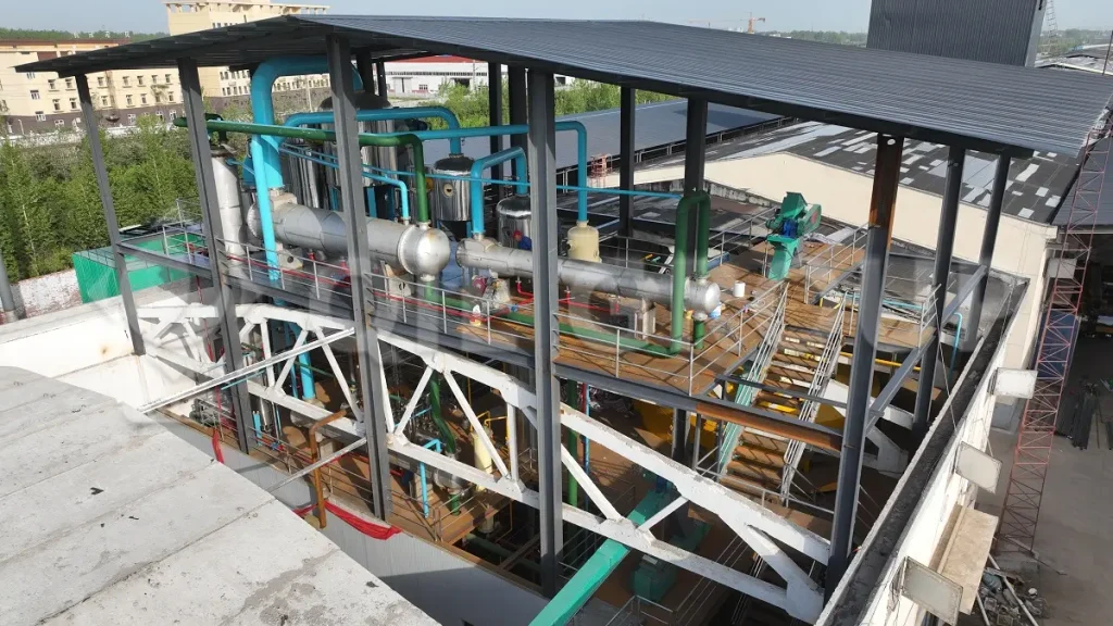 Edible oil refining workshop overview with degumming, deacidification, bleaching, and deodorization units