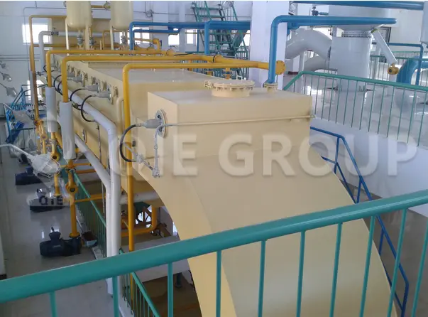 Edible oil extractor for solvent extraction process in large oil plants