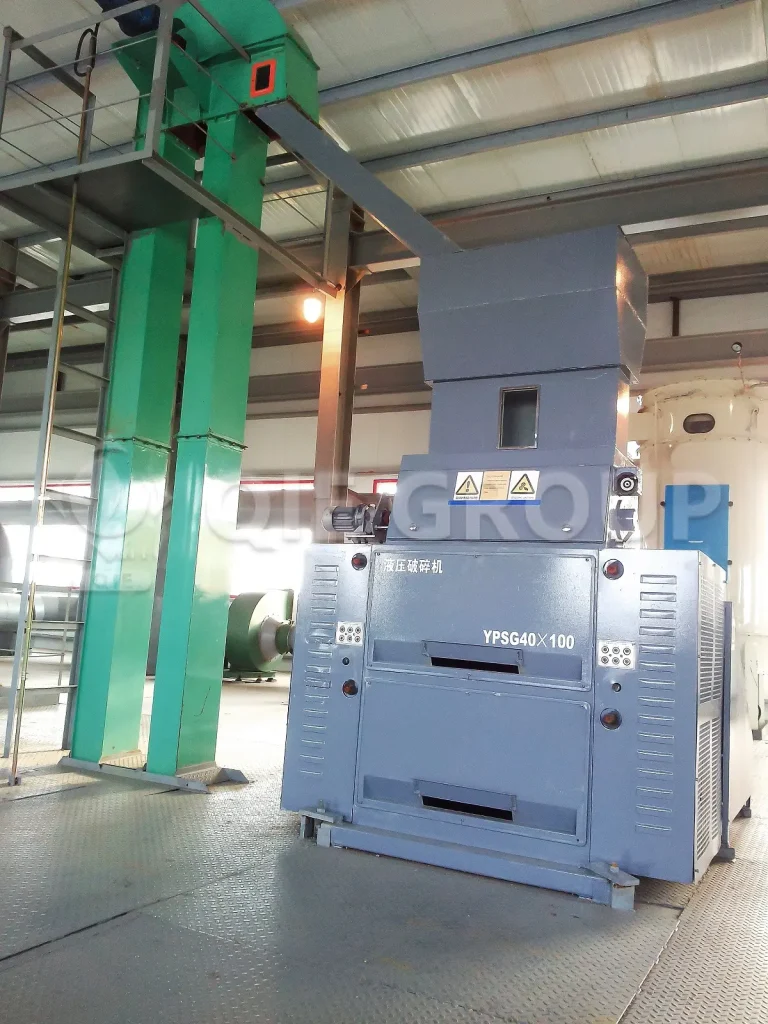 The oilseed crusher squeezes and crushes the oilseeds to increase the oil output area