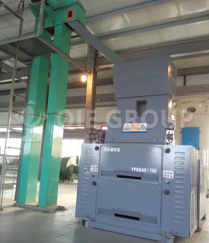 Soybean crusher machine for breaking oilseeds before flaking and extraction