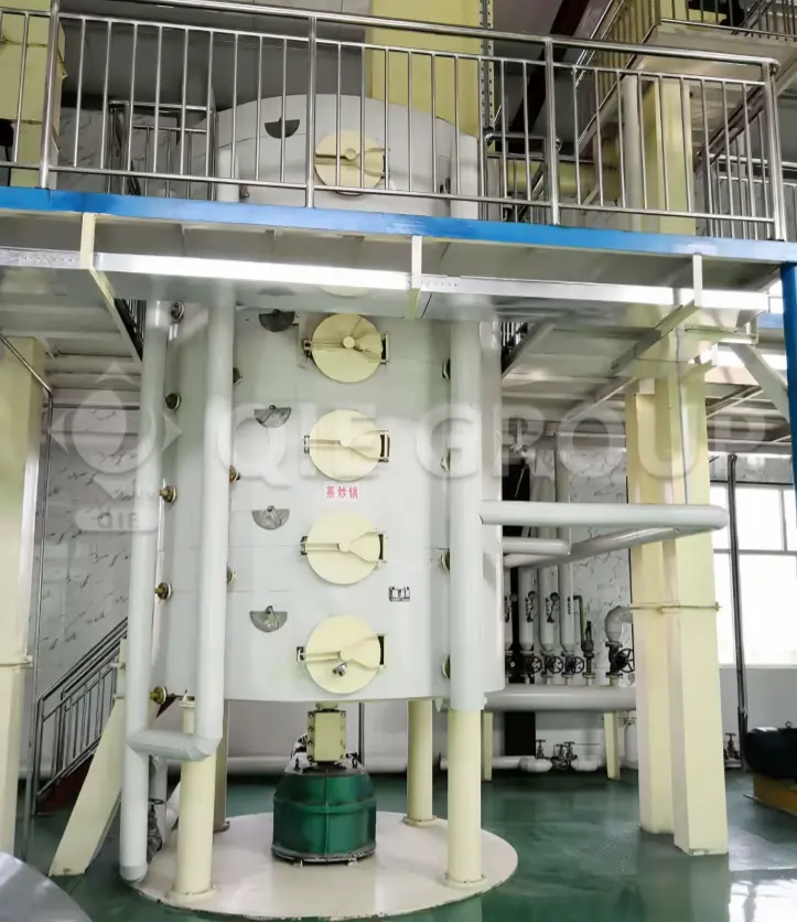 Soybean steam cooker for conditioning oilseeds before pressing