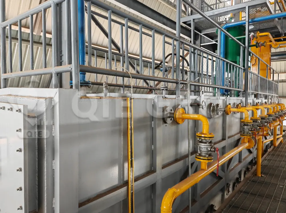 Edible oil drag chain extractor used for continuous solvent extraction of oilseeds, improving oil yield and efficiency.