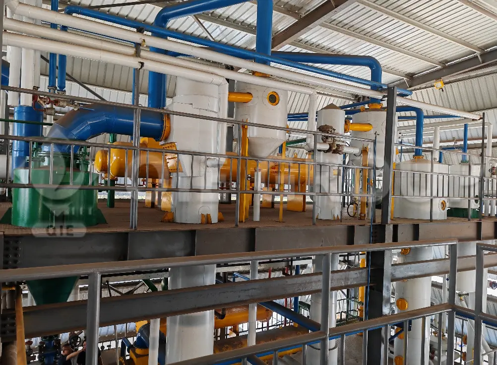 Edible oil processing plant workshop with complete pre-treatment, pressing, extraction, and refining equipment.