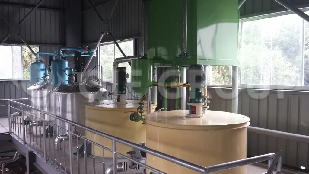 Edible oil refining workshop with degumming, deacidification, bleaching and deodorization units