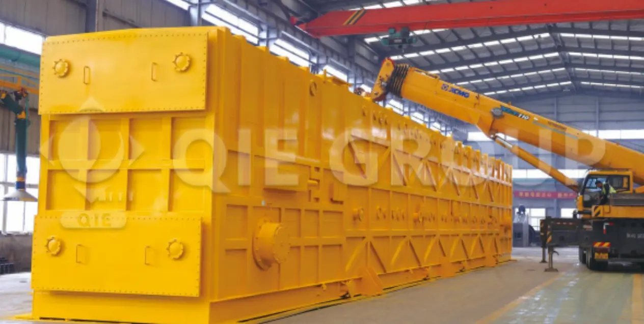 Drag chain extractor installed in edible oil extraction workshop for continuous solvent extraction