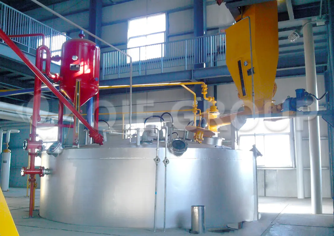 Edible oil extractor used for continuous solvent extraction of oilseeds to achieve high oil recovery and low residual oil in meal.