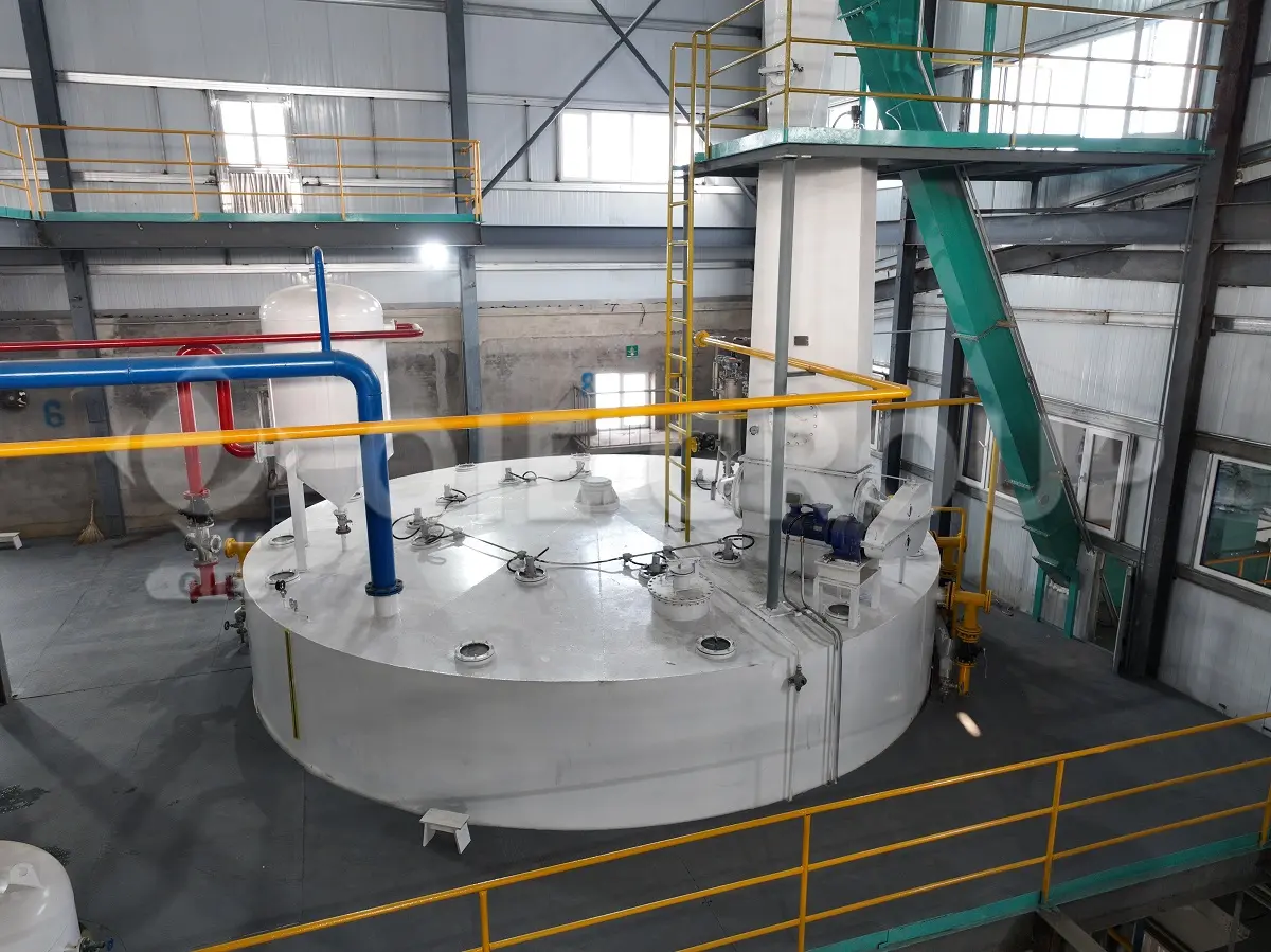 Horizontal Rotocel extractor for high-efficiency oil production.