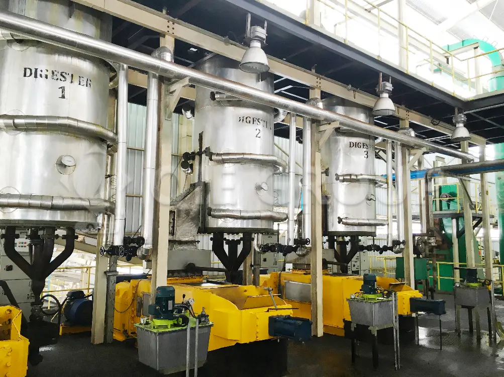 palm oil screw press machine extracting crude palm oil from crushed fruit