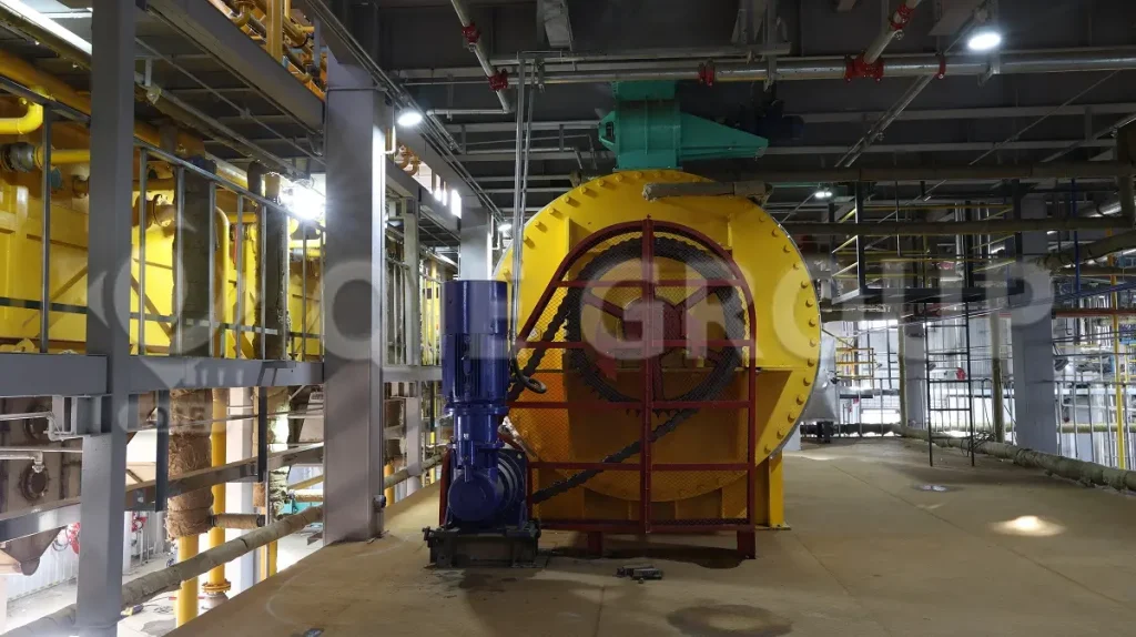 The scene shows the workshop of a soybean oil extraction plant, including the extractor, desolventizer, and solvent recovery unit.