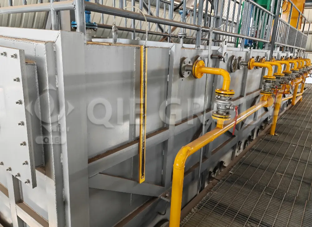 Copra drag chain extractor for continuous solvent extraction of coconut oil