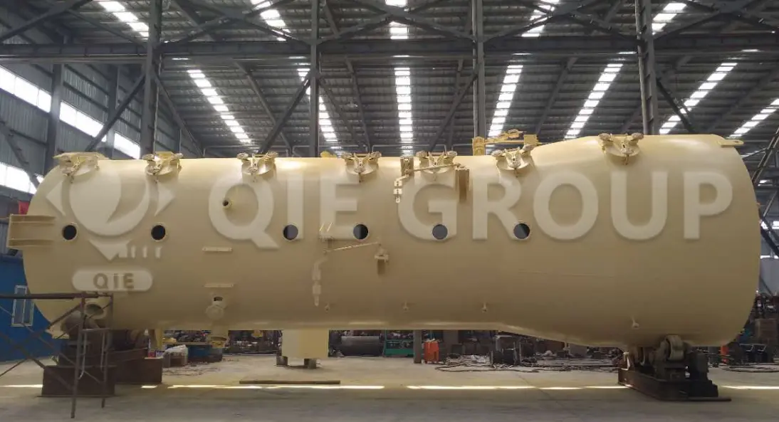 The desolventizer is used to heat and desolventize the oil after extraction, ensuring the safety of the oil product and recovering the solvent.