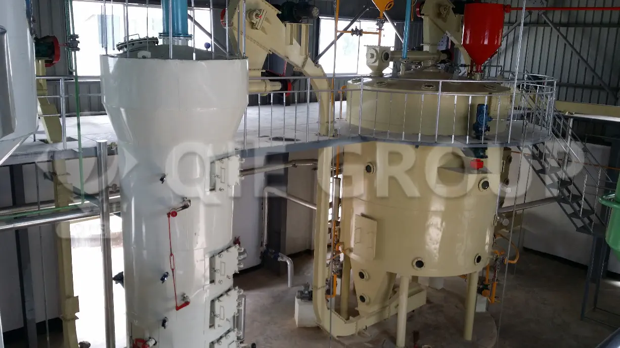 Olive pomace solvent extractor for residual oil recovery