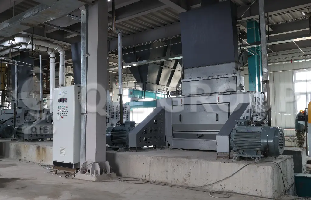 Corn germ double-roller flaking machine for crushing and flattening germ to improve oil yield