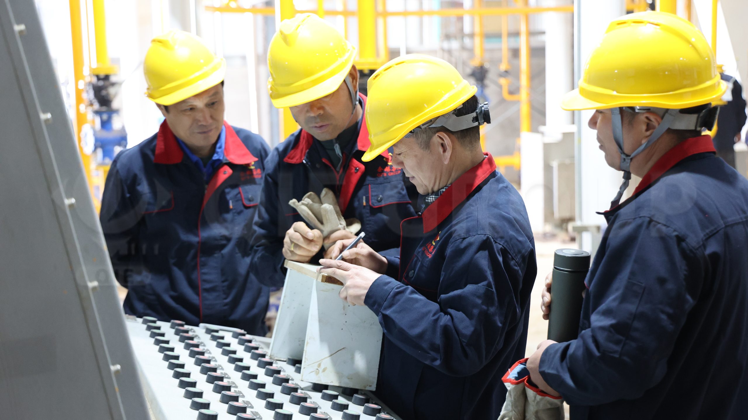 Edible oil processing experts team providing turnkey solutions including engineering, production and commissioning support