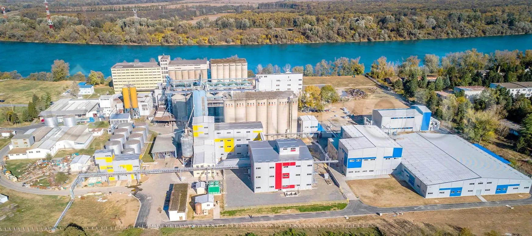 Overview of an edible oil processing plant, including pre-treatment, extraction, and refining sections in an EPC project