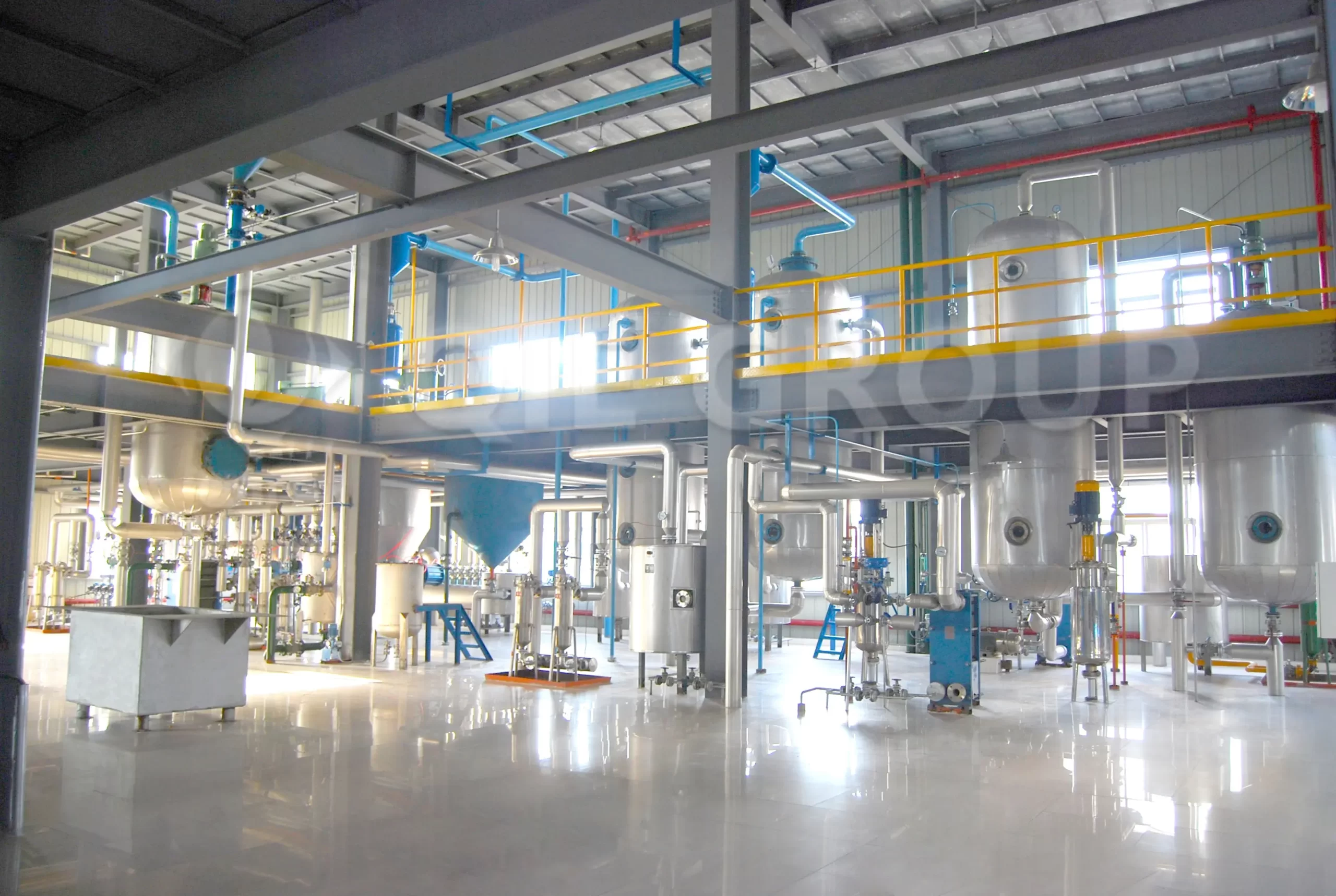 Edible oil refining workshop with degumming, deacidification and deodorization equipment