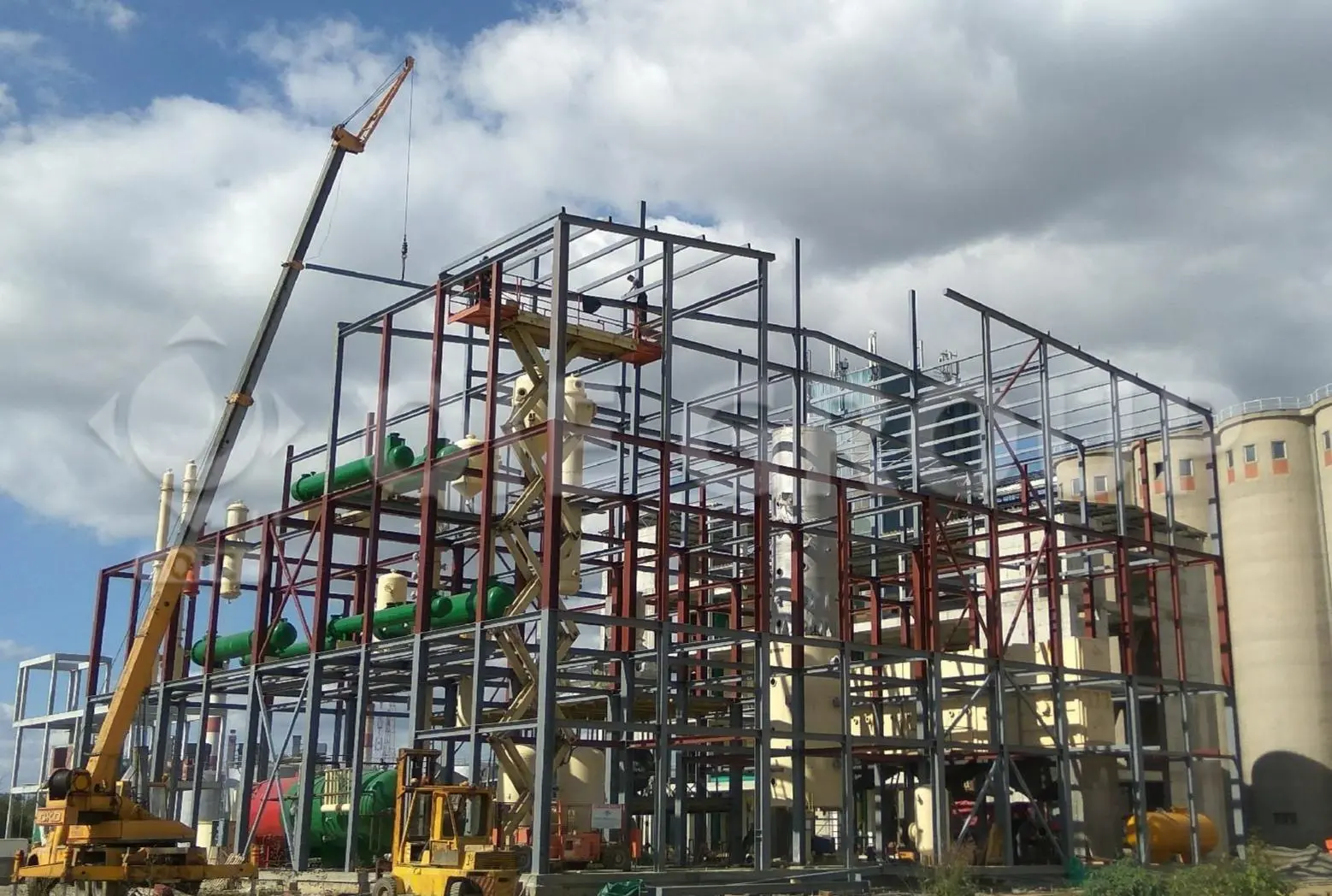 Edible oil solvent extraction plant under construction, highlighting pre-treatment and extraction equipment setup