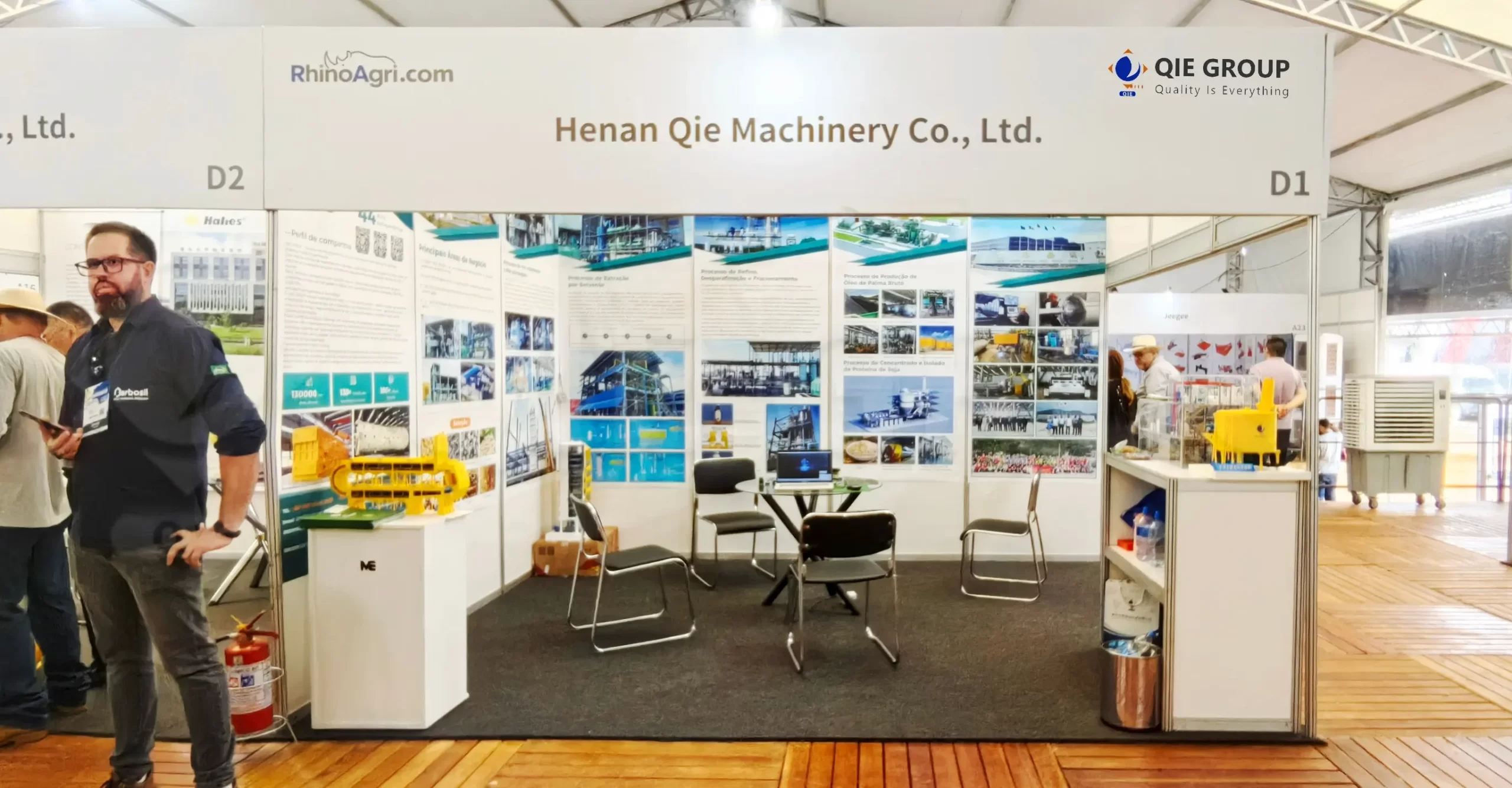 Clientes conociendo las soluciones integrales EPC «llave en mano» de QIE GROUP para líneas de producción de aceites comestibles en la exposición.