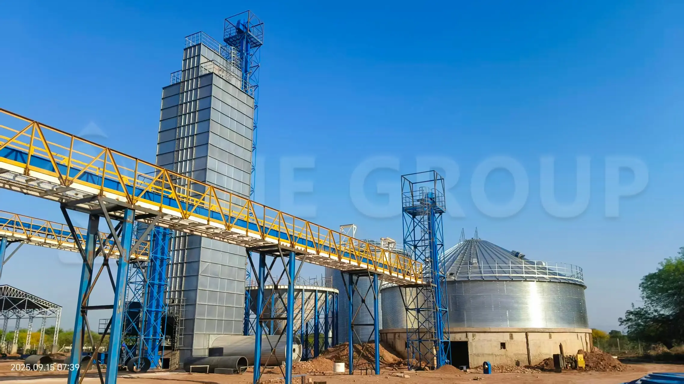 Vista exterior de una planta de procesamiento de aceites comestibles, que muestra grandes edificios industriales y las instalaciones de producción.