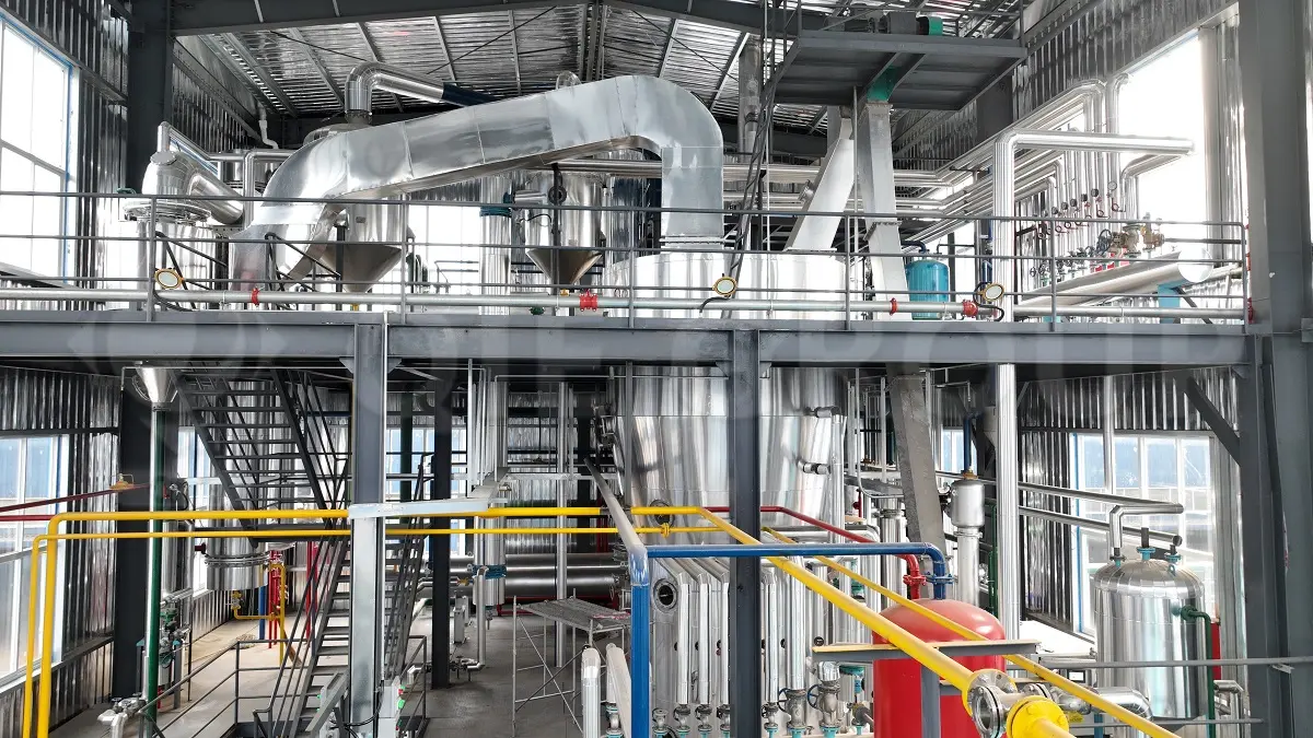 Taller de extracción con disolventes en una planta de procesamiento de aceites comestibles, que muestra un sistema de extracción industrial para el procesamiento de semillas oleaginosas y la recuperación de aceite.