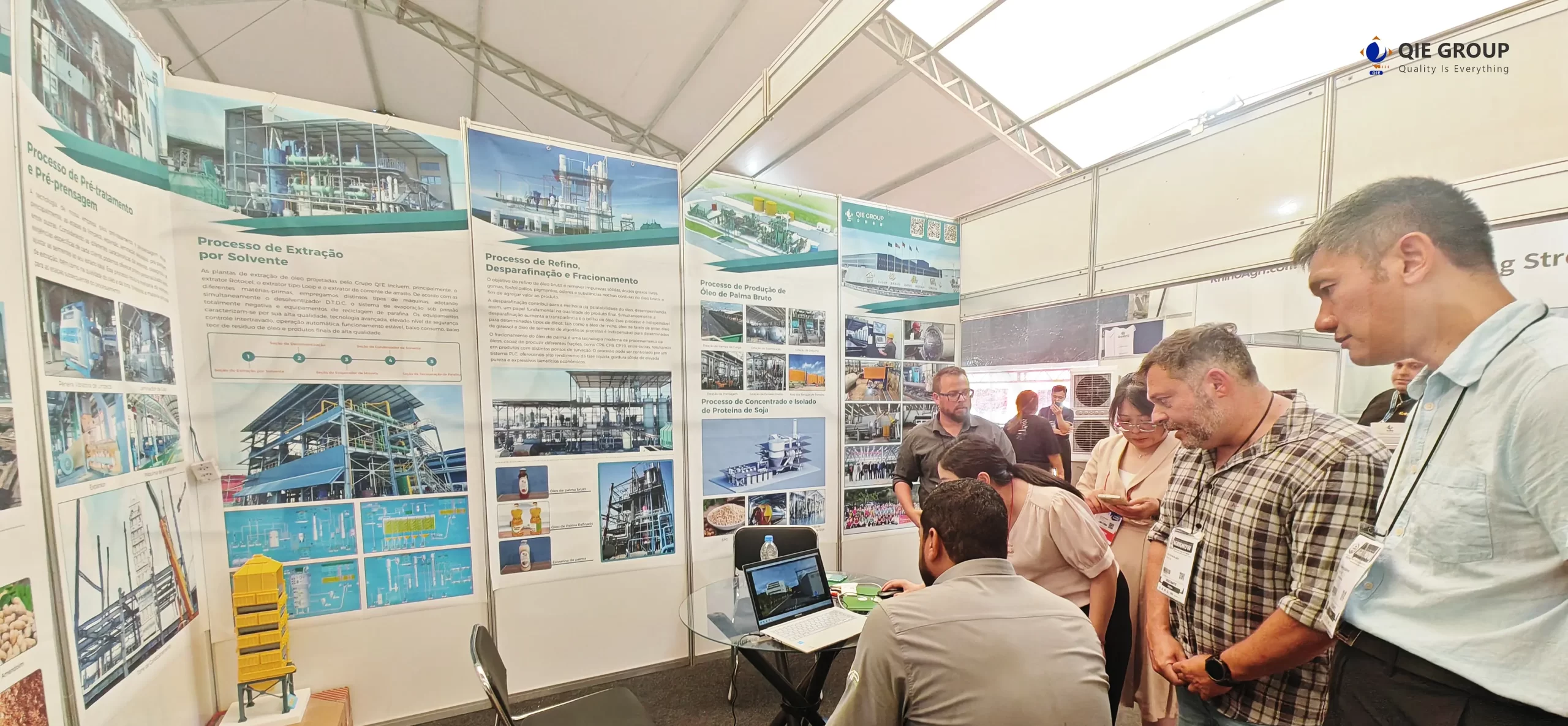 Customers learning about QIE GROUP full EPC turnkey edible oil production line solutions at exhibition