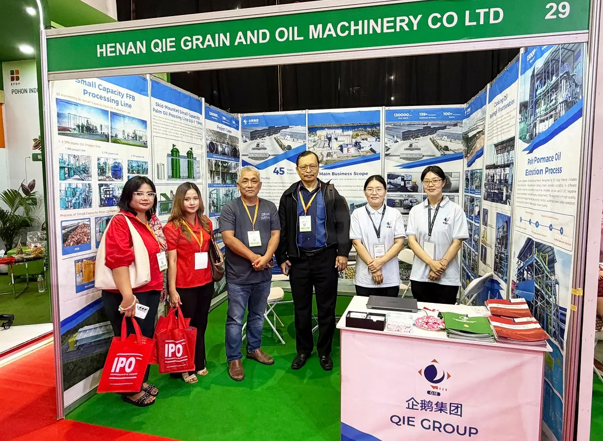 During the PALMEX Indonesia exhibition, clients visited QIE Group's booth to discuss palm oil processing projects.