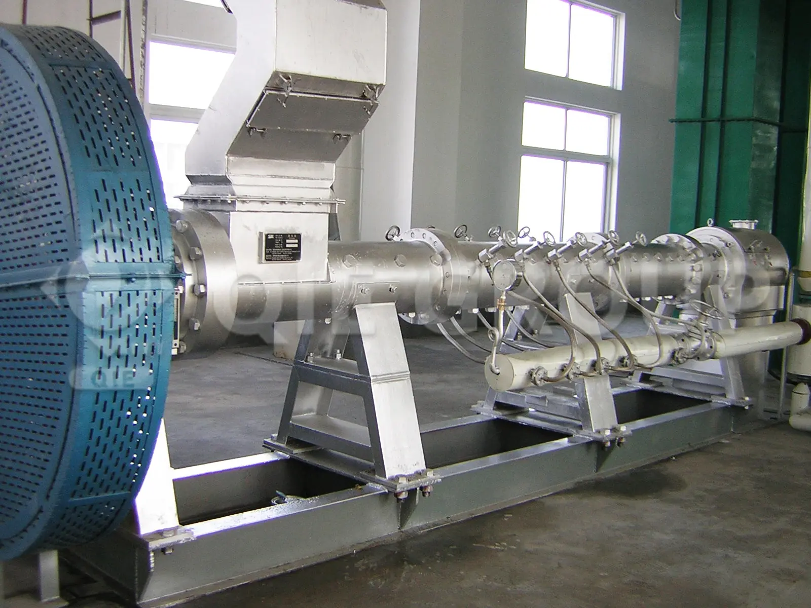 Soybean expander equipment used to rupture cell structure and improve solvent extraction efficiency