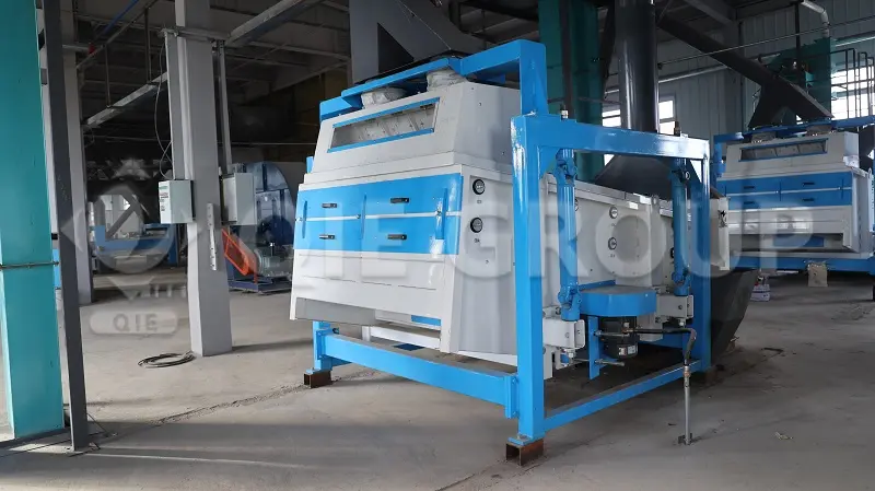 Soybean vibrating cleaning screen for removing impurities in pre-treatment process